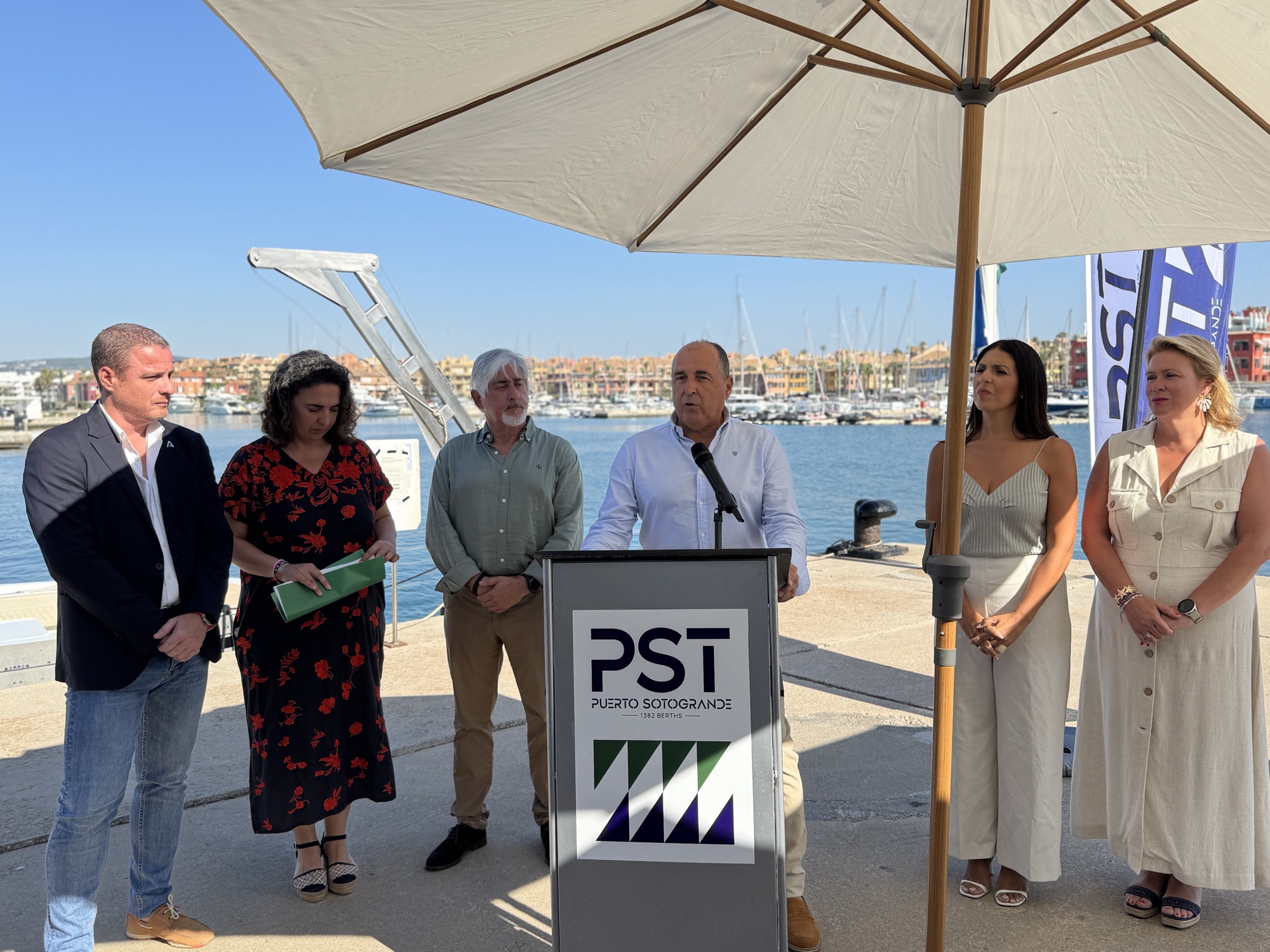 Izadas en el Puerto Sotogrande la Bandera Azul y la de Sostenibilidad