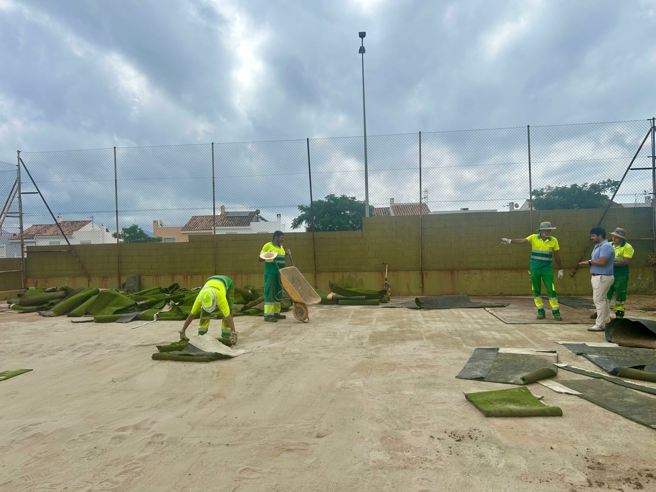 Juliá supervisa los trabajos de mejora en las pistas de tenis de las instalaciones Lorenzo Pérez ‘Loren’