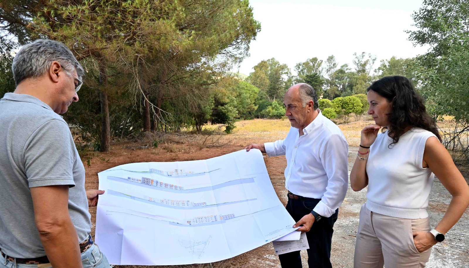 El alcalde visita los terrenos del futuro centro de mayores de El Cobre