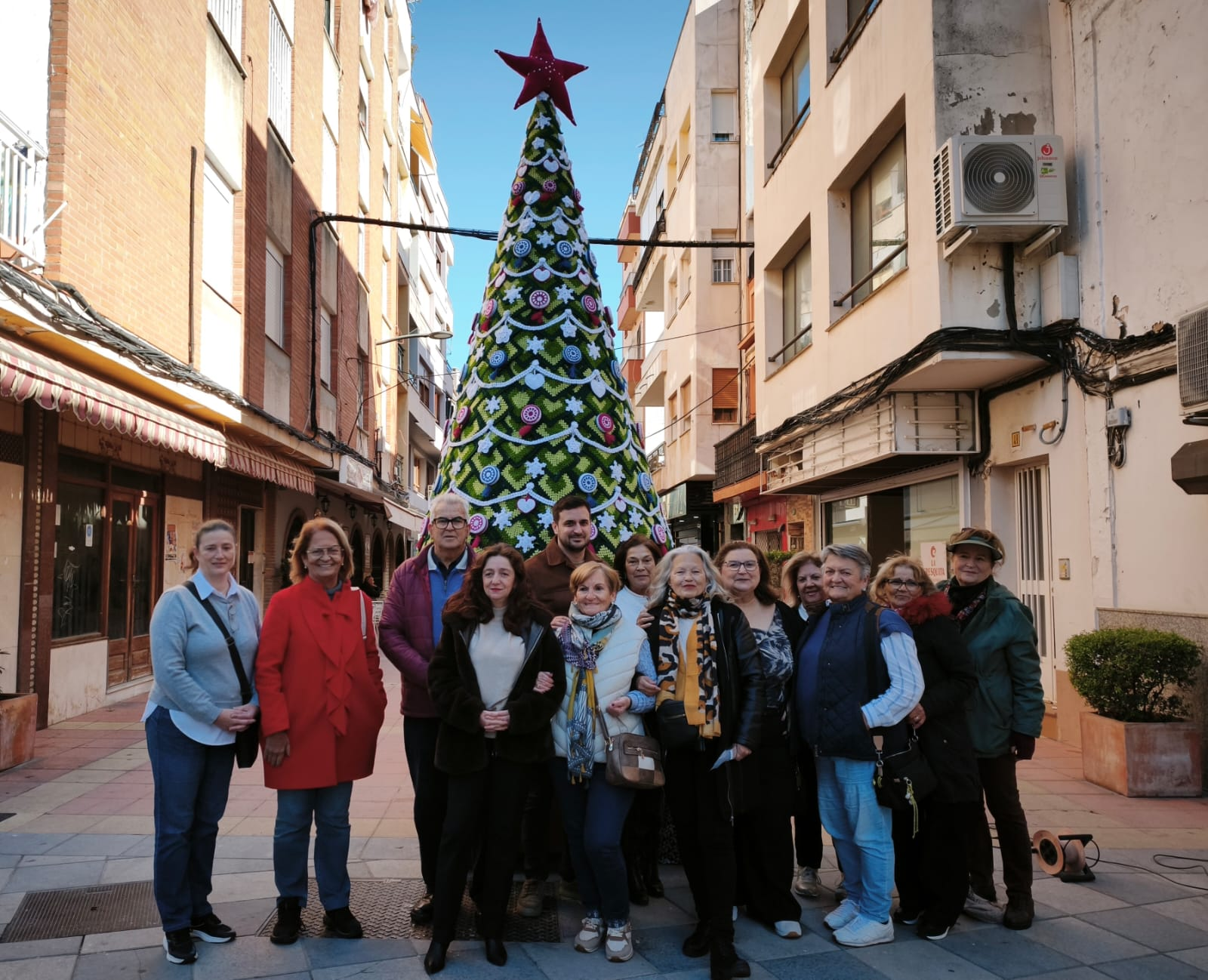 RecreArte decora con sus árboles de Navidad el Barrio de La Caridad