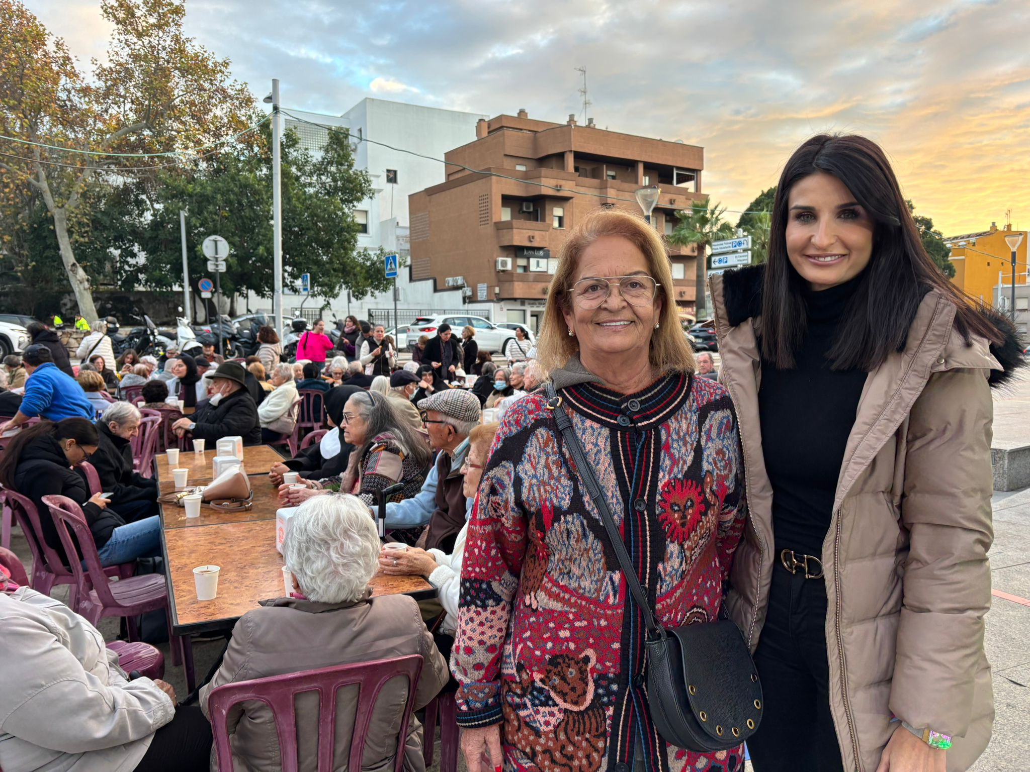 Los taxistas de Algeciras llevan a los mayores a disfrutar del alumbrado navideño