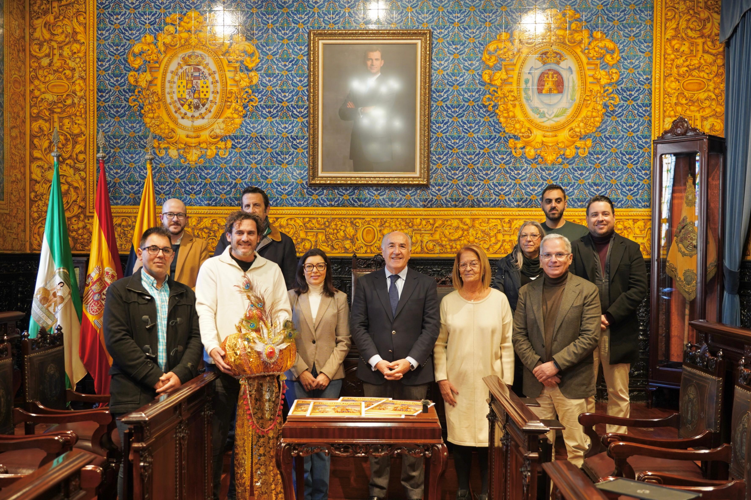 El alcalde presenta el cartel de la visita del Heraldo Real y su Corte de Beduinos, prevista para el 2 de enero