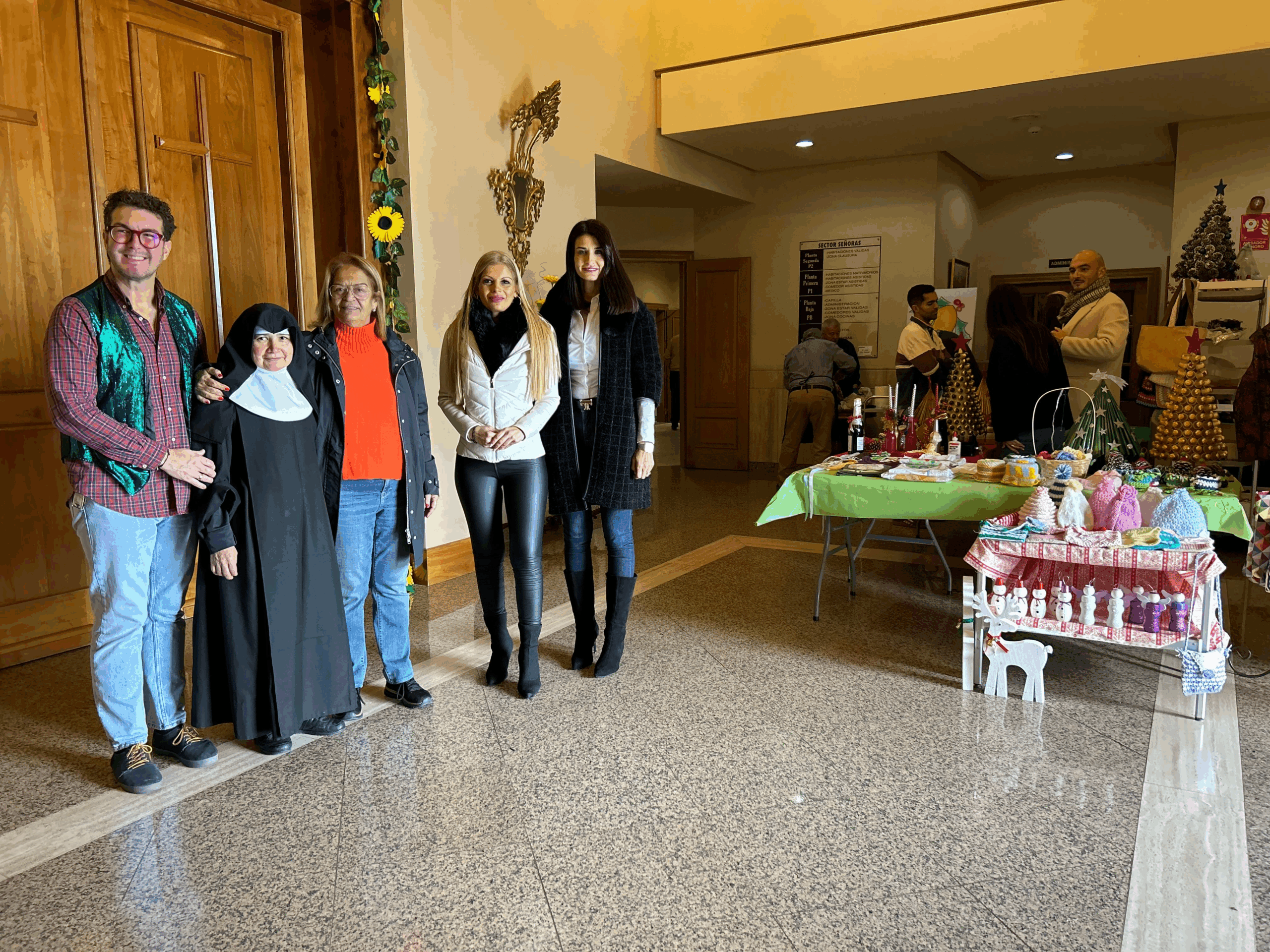 El equipo de Gobierno visita el Mercadillo Navideño Solidario en el Asilo de San José