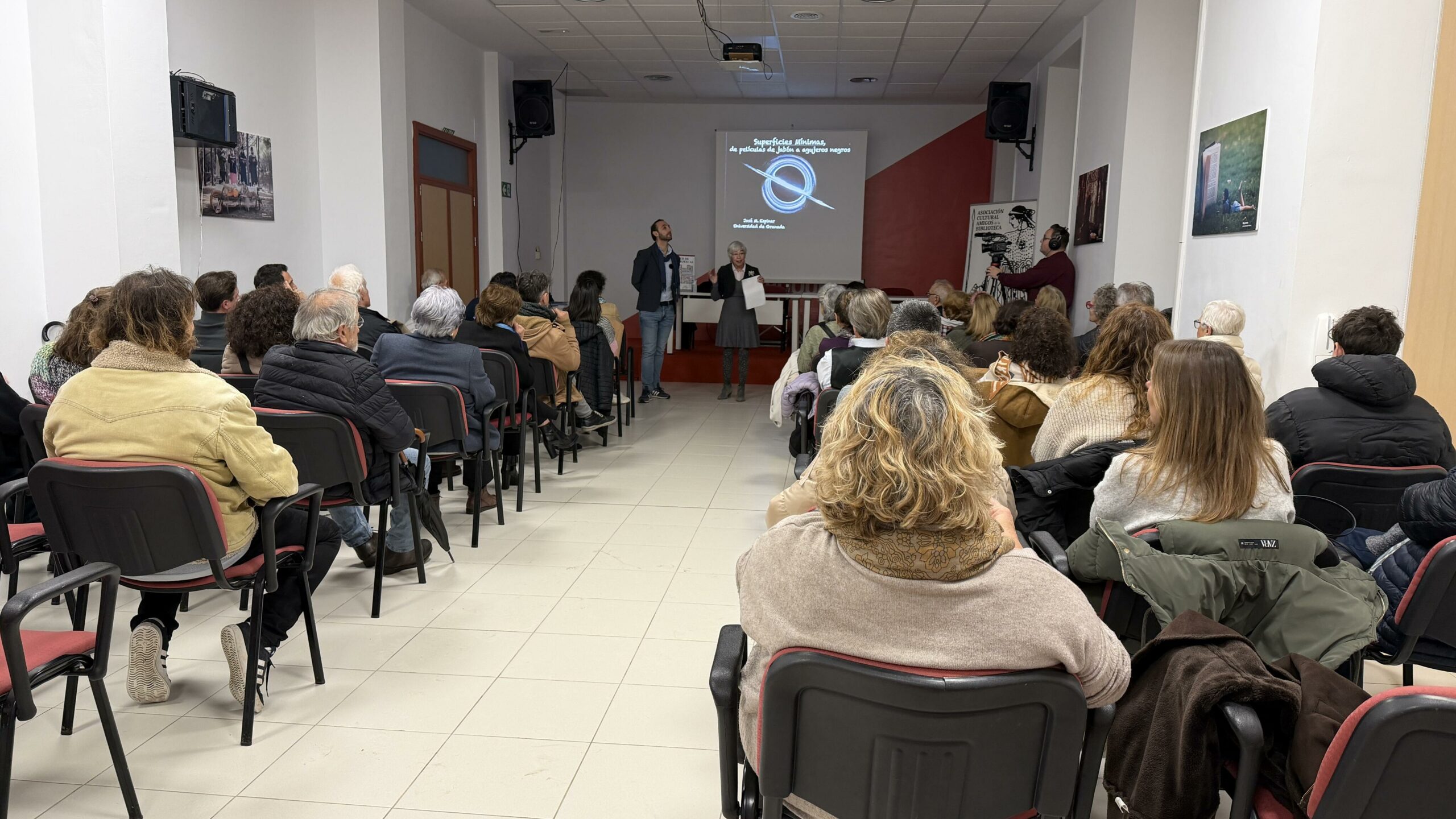 Gran afluencia de público a la conferencia matemática de Amigos de la Biblioteca