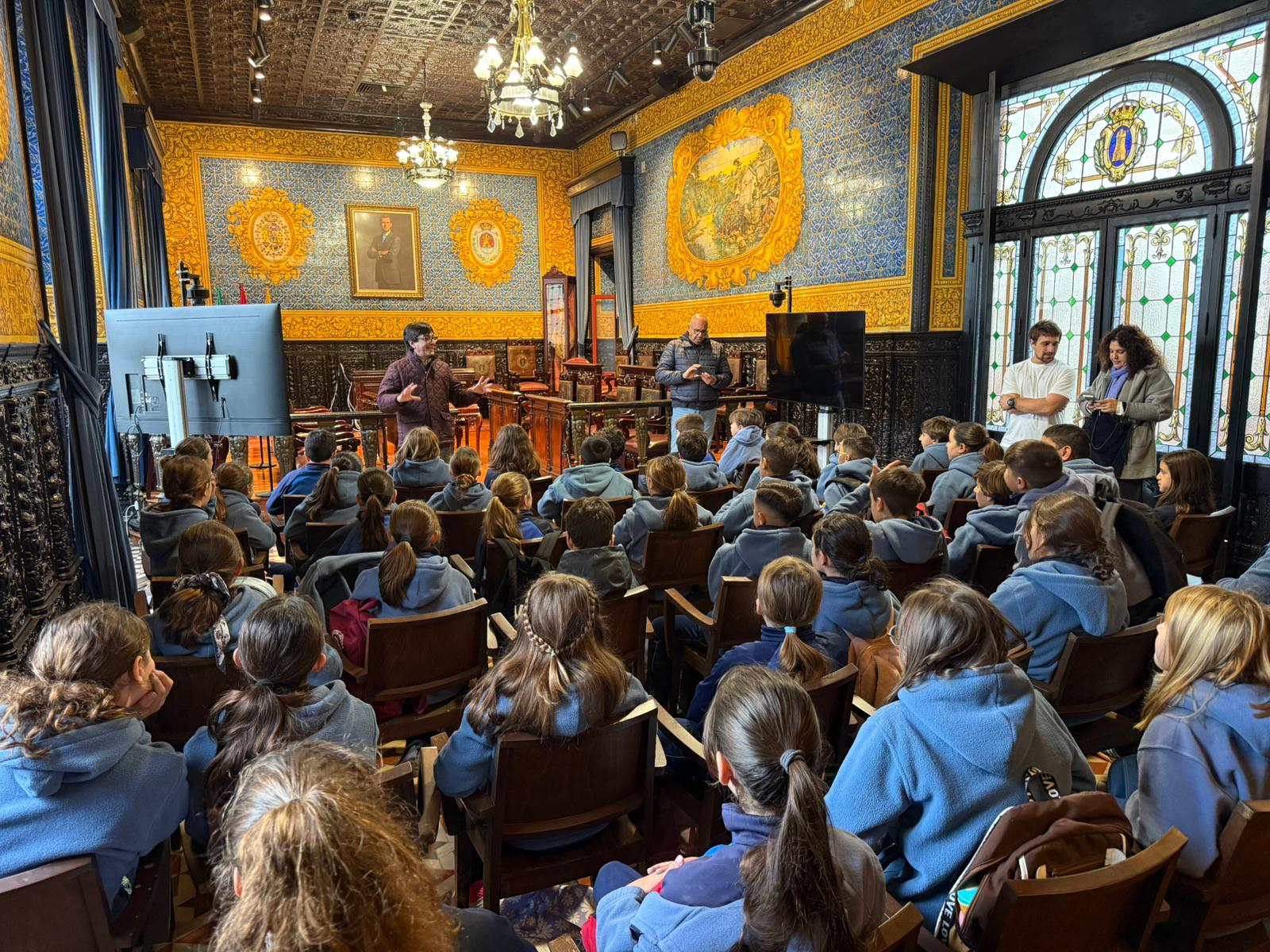 Alumnos de quinto de Primaria de Los Pinos visitan el Salón de Plenos del Consistorio