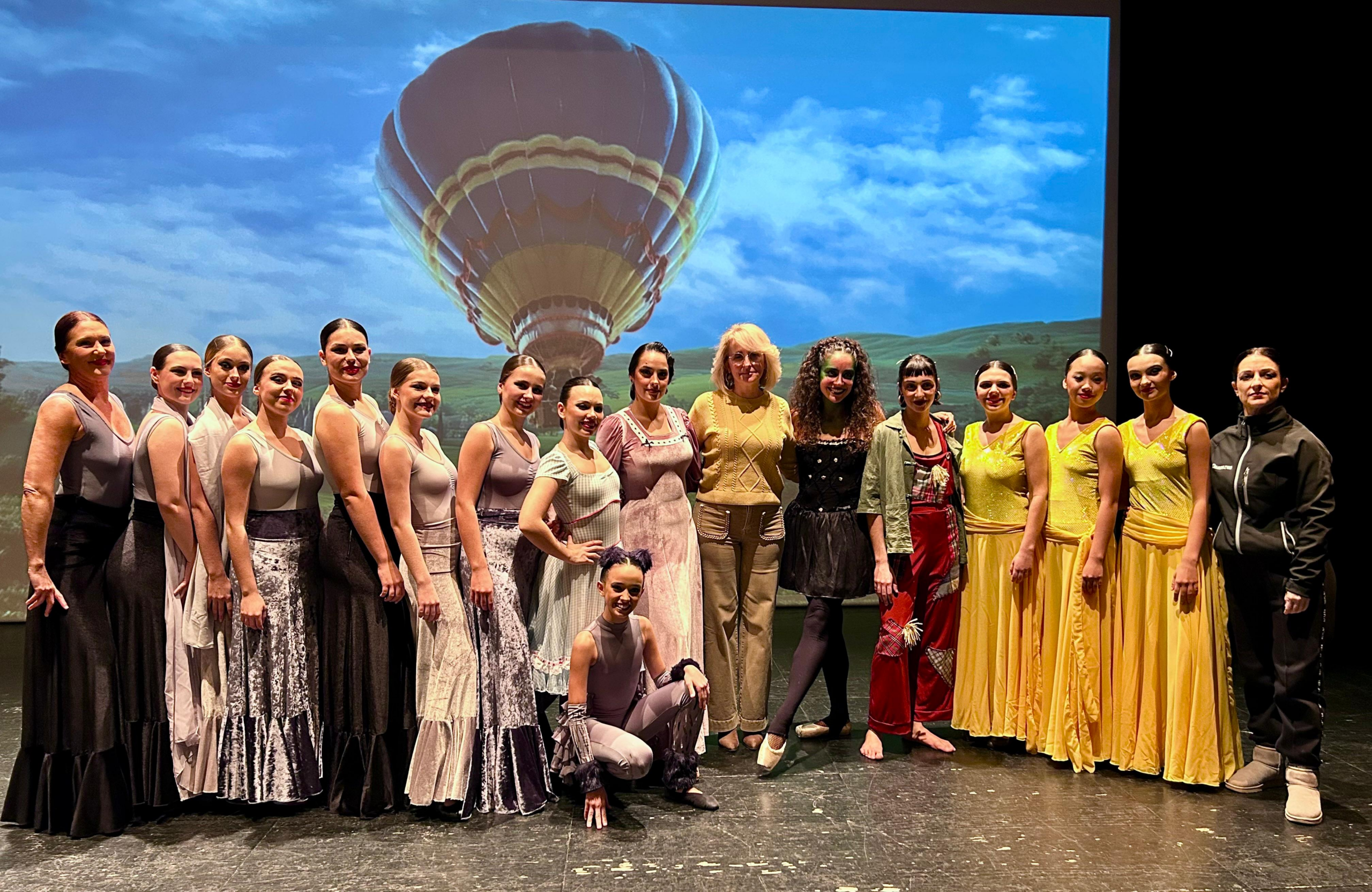 Pintor asiste al espectáculo “El mundo de Oz” en el Teatro Municipal Florida
