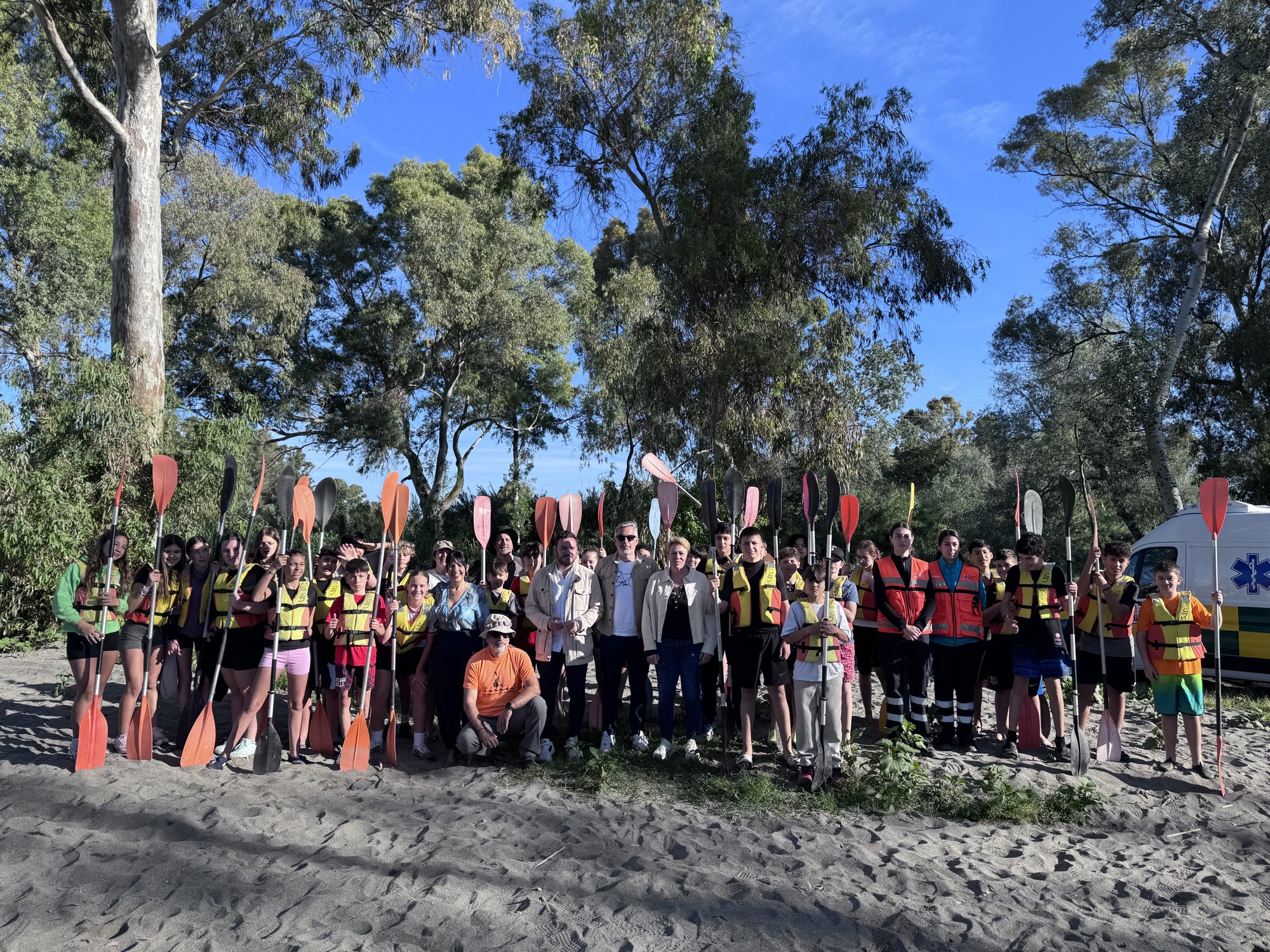 Unos 250 estudiantes de Primero de ESO disfrutan de unos paseos en kayak por el río Guadiaro