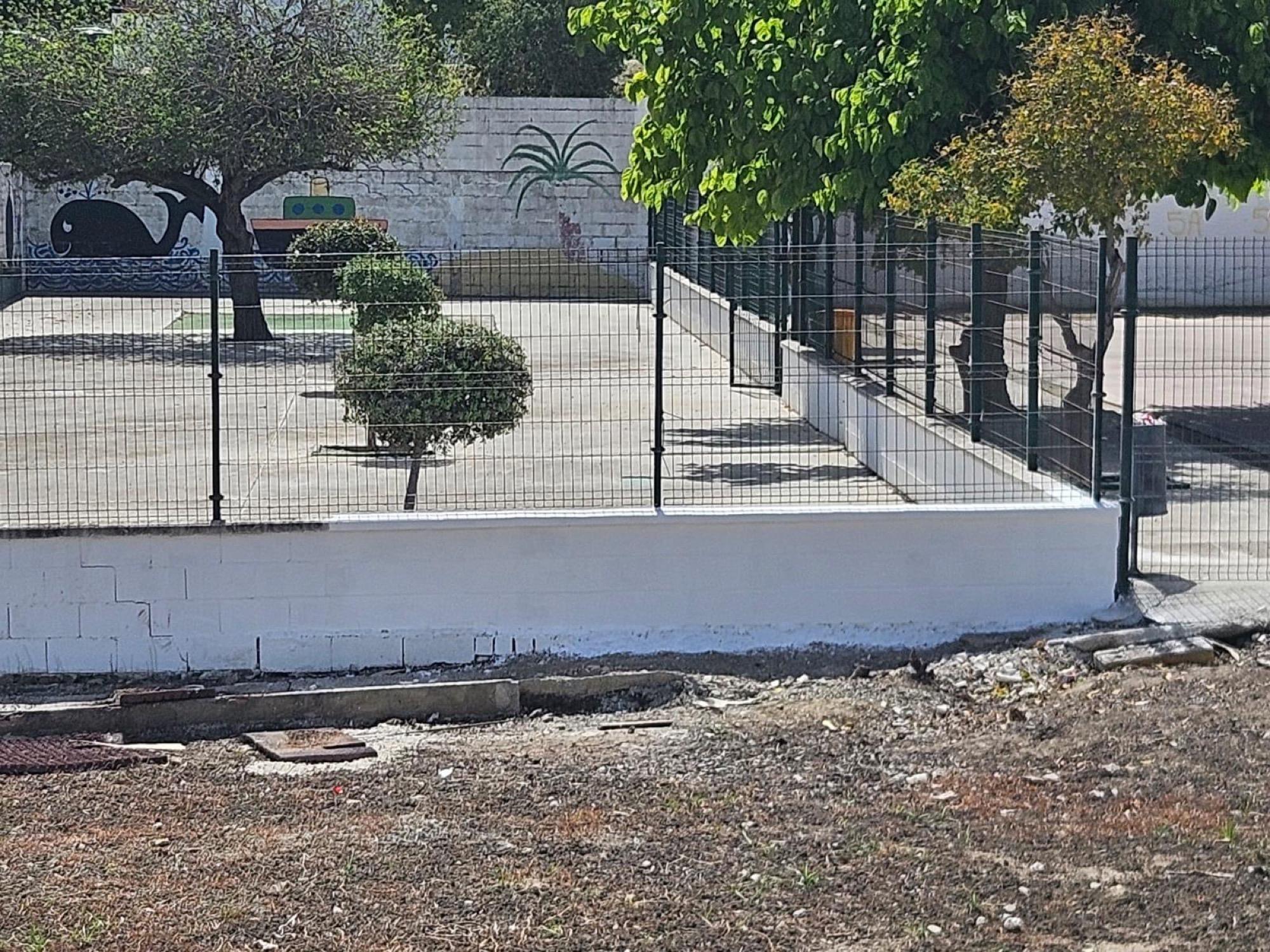 Reparado un muro en el CEIP Gloria Fuertes de San Roque