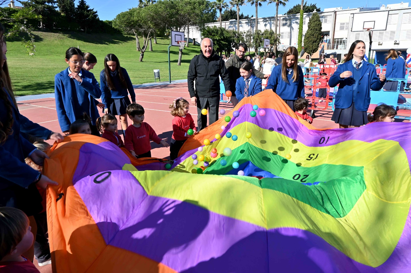 El alcalde acompaña a los pequeños que han participado en las ‘Baby Olimpiadas’