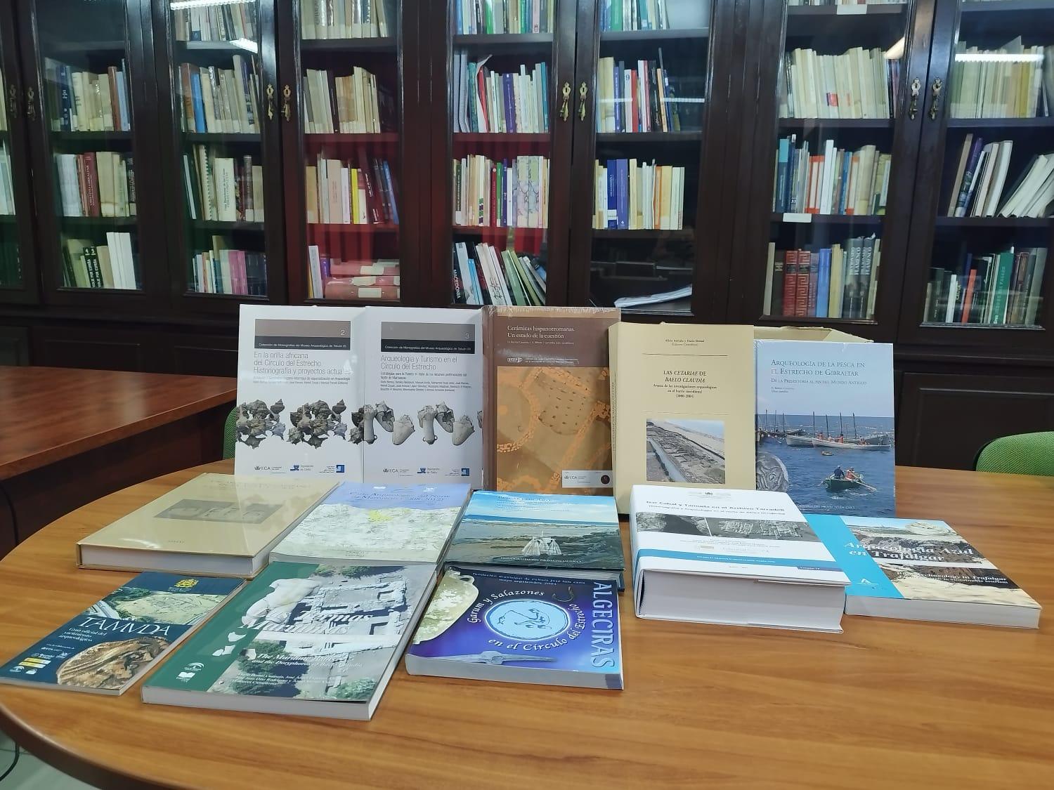 El Instituto de Estudios Campogibraltareños impulsa la actualización de su biblioteca