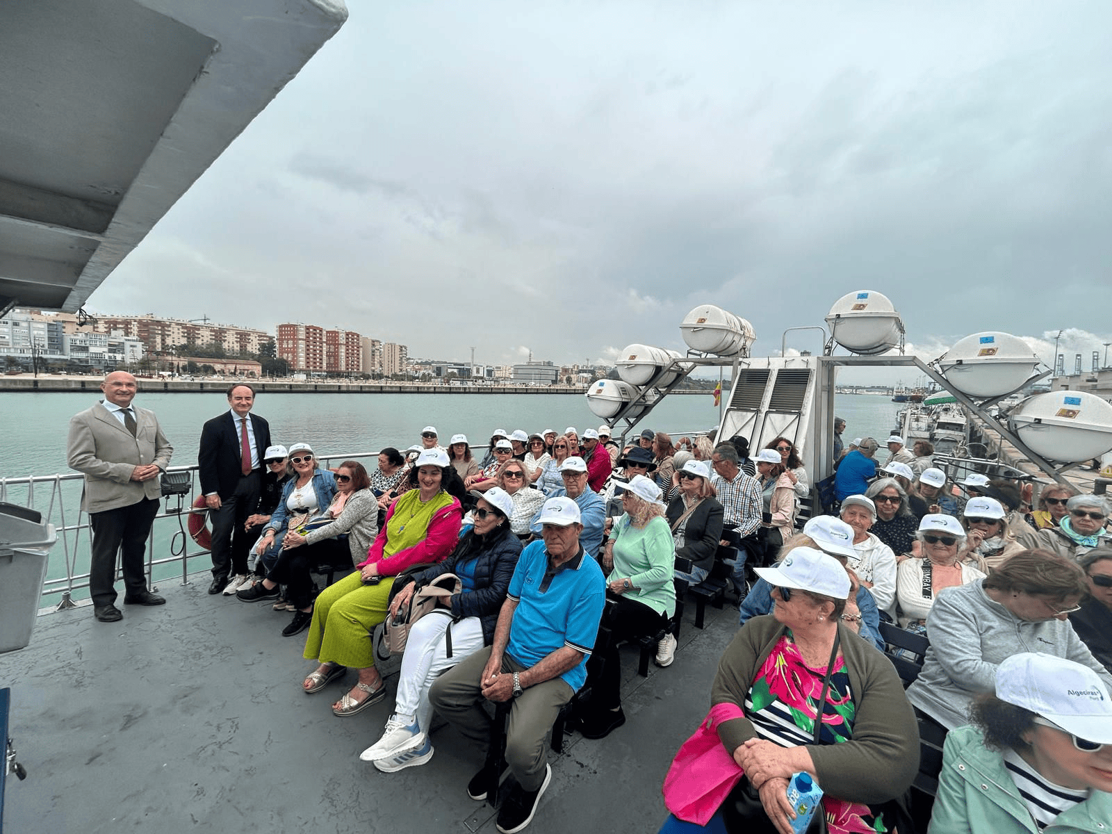 Mayores participan en una visita marítima al Puerto de Algeciras dentro de la Oferta de Participación Activa Municipal