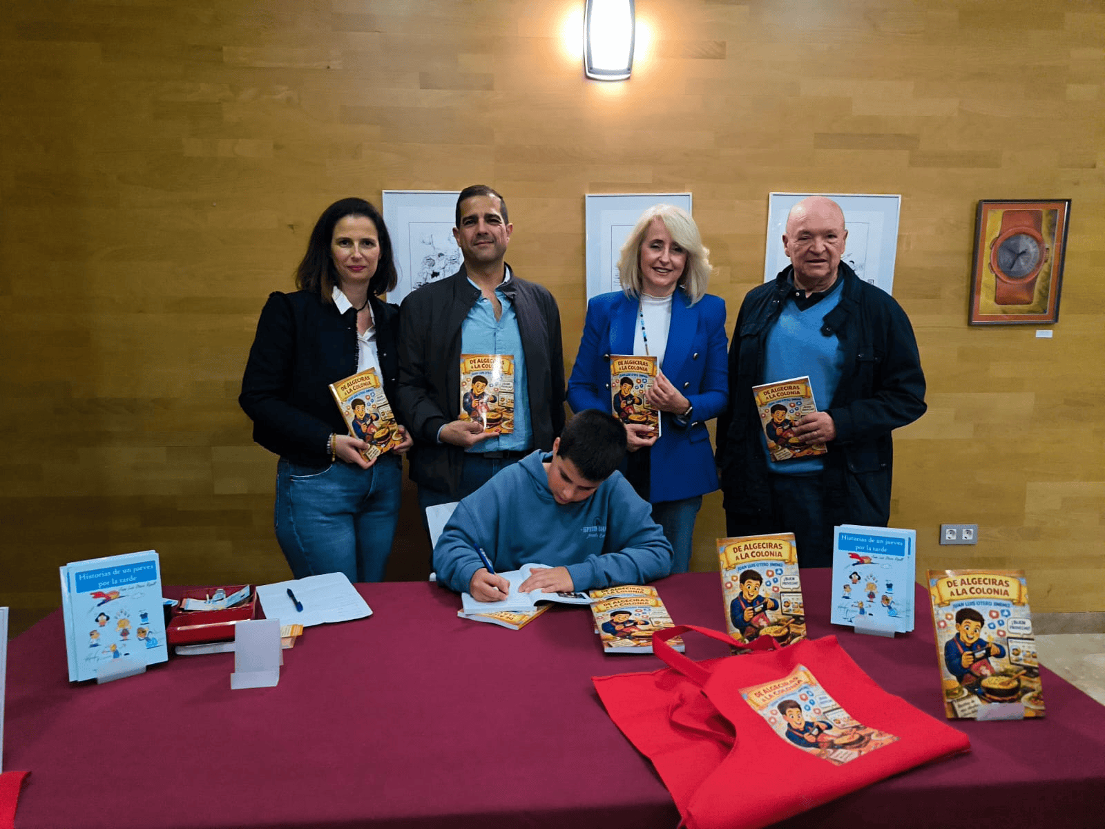 Pintor asiste a la presentación del libro recetario del joven escritor Juan Luis Otero