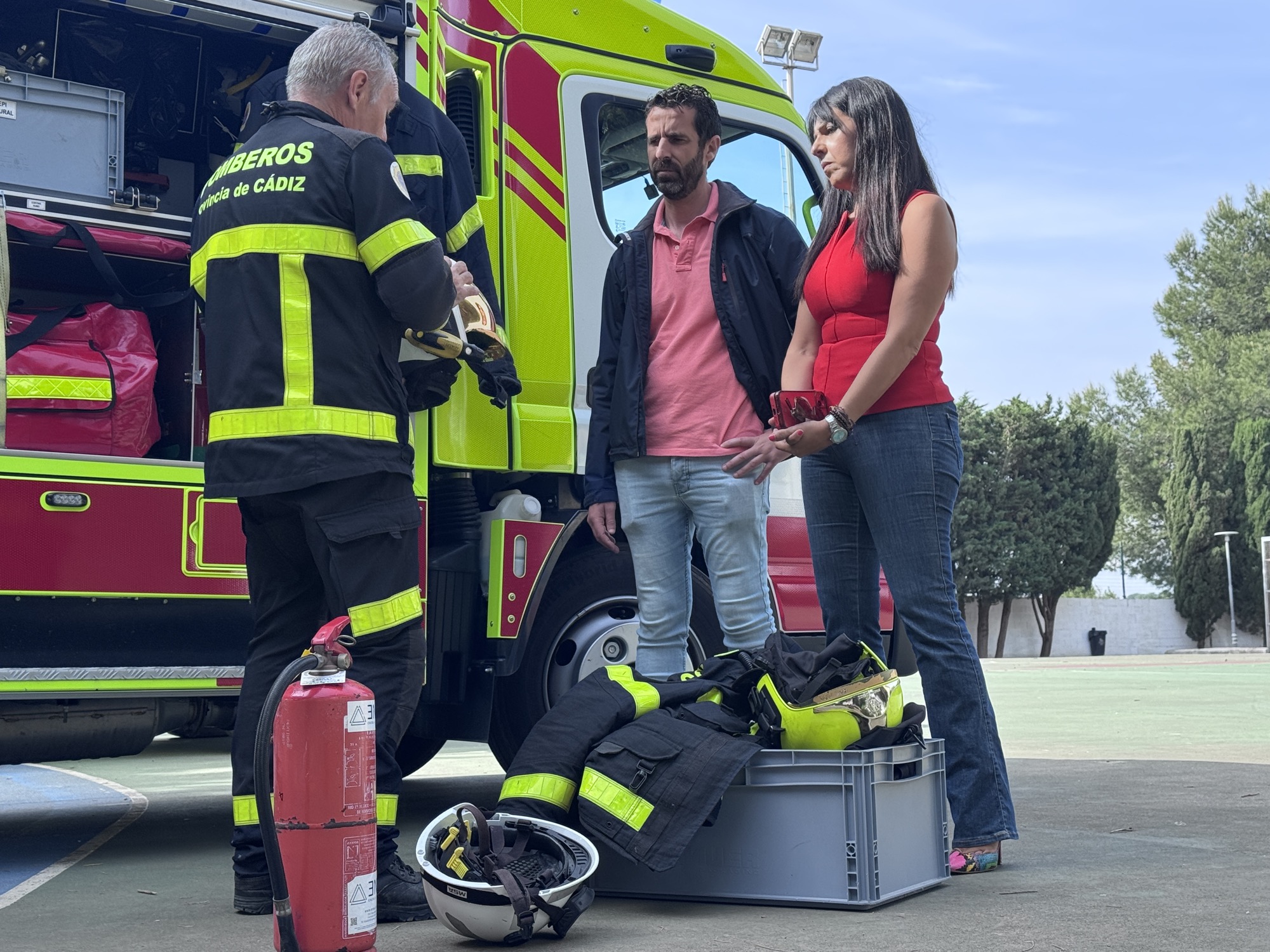 Exhibición de Bomberos en el CEIP Carteia de San Roque